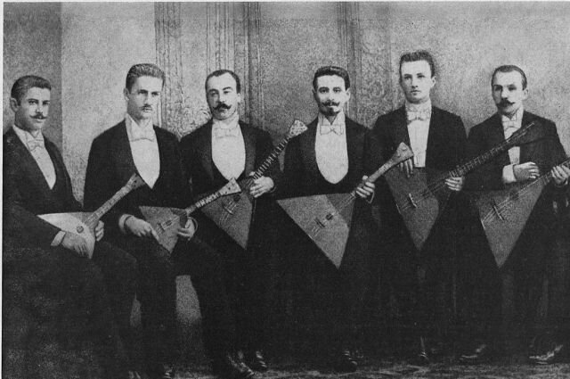 Кружок любителей игры на балалайках в 1894 году. В. В. Андреев в центре