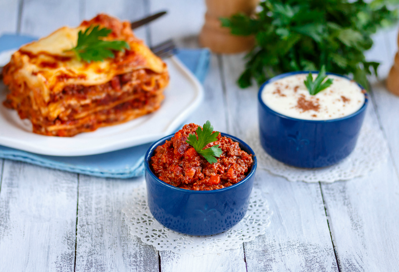 🥘 Готовим соусы для лазаньи (Болоньезе и Бешамель) — видео рецепт