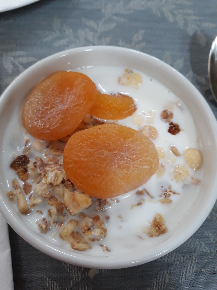 Мюсли с курагой и молоком