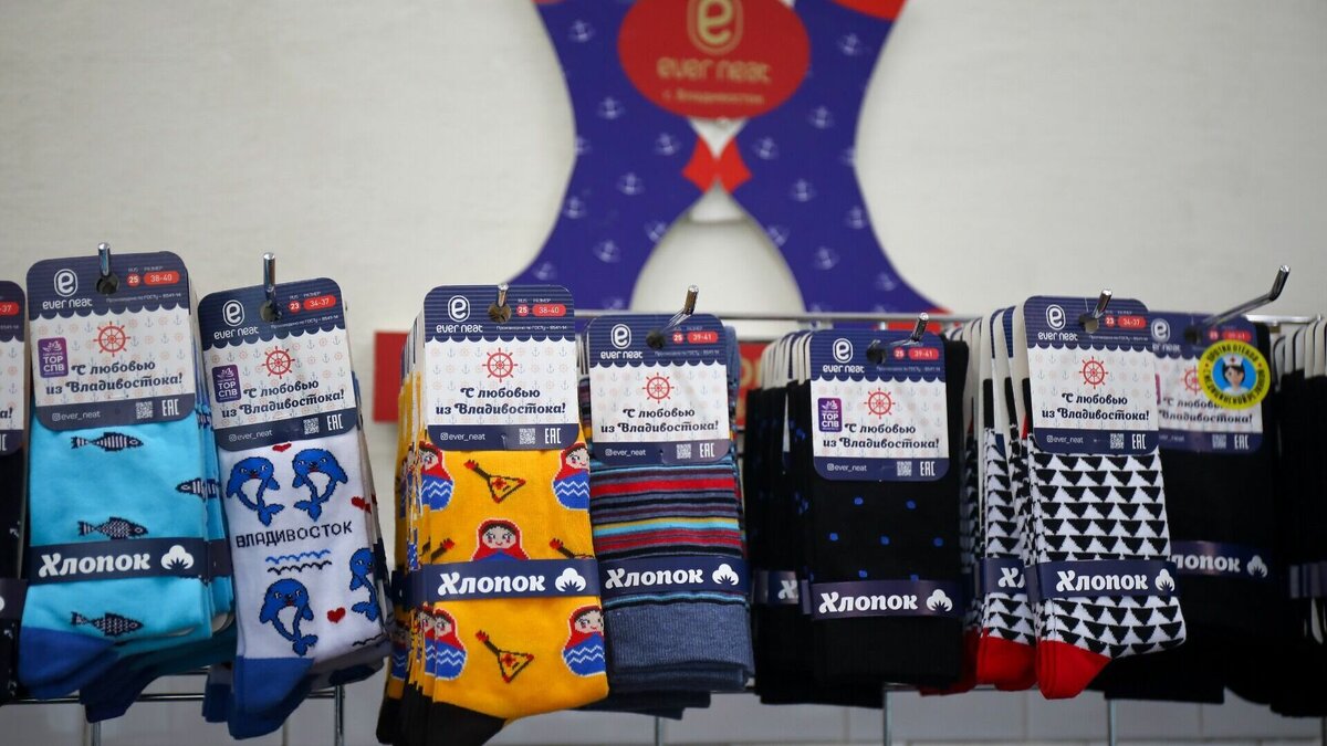     Тигр или леопард, маяк или чайка, а то и вовсе — всеми приморцами любимый напиток «Милкис» — может украсить вашу ногу. И непросто украсить, но и согреть. Ведь речь идёт о носках.