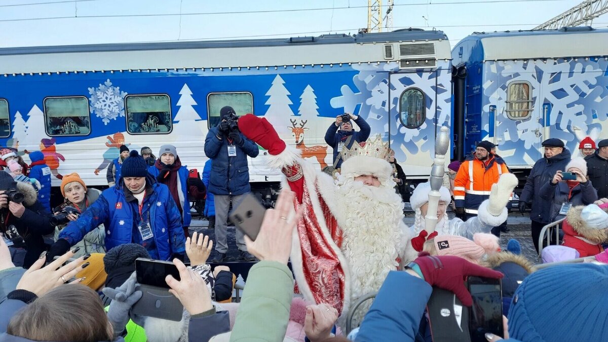     Поезд Деда Мороза посетил Нижний Новгород днем 3 декабря. Волшебника и его помощников встретили толпы детей. Об этом сообщает корреспондент NewsNN.