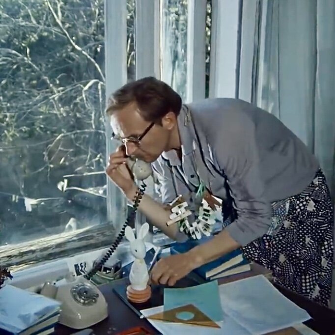Анатолий Ефремович у себя дома (кадр из фильма «Служебный роман»)