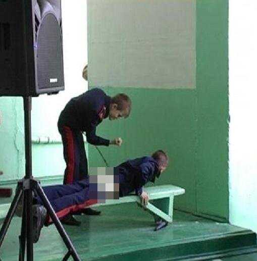 Наказание в кадетке. Тоже исполняется самими ребятами, замечу публично (кадетский корпус смешанного обучения, инфа из инета)