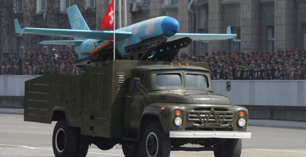 Один из безымянных северокорейских дронов. В 2020 году, по мнению ЦРУ, Пхеньян получил от Ирана технологии одноразовых ударных БПЛА и уже успел реализовать их "в железе". Фото ЦТАК