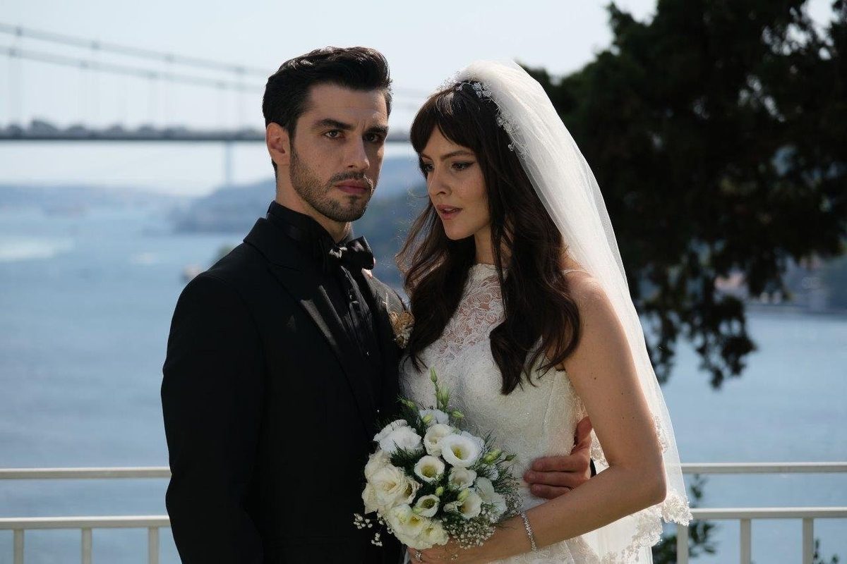 Ветреный турецкий сериал миран. Эсра и озан. Афра сарачоглу сериал зимородок. Турк 2023. Турецкий сериал ask mantik intikam.