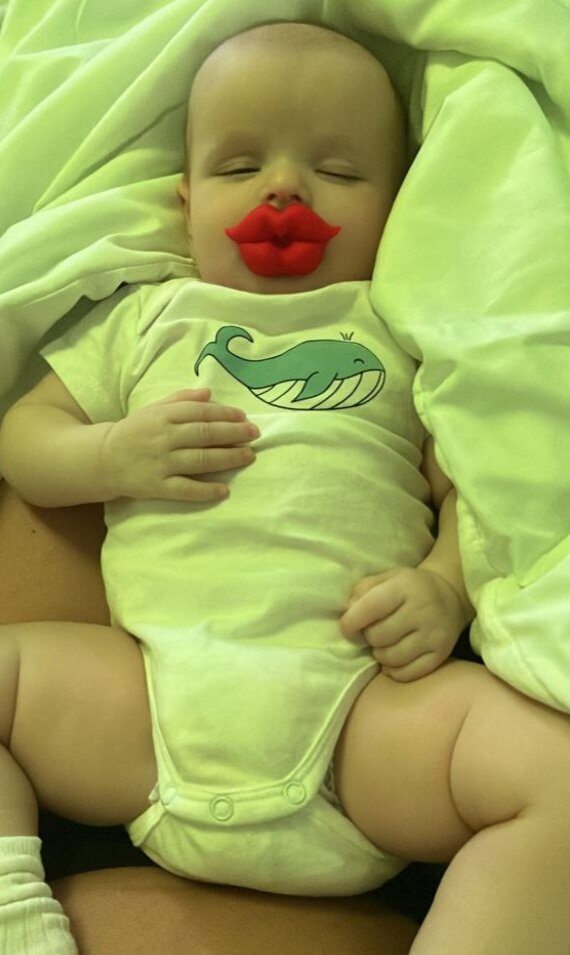 Не пугайтесь, этот просто соска-пустышка. Такая же необычная, как и некоторые имена детишек. Фото из открытого доступа