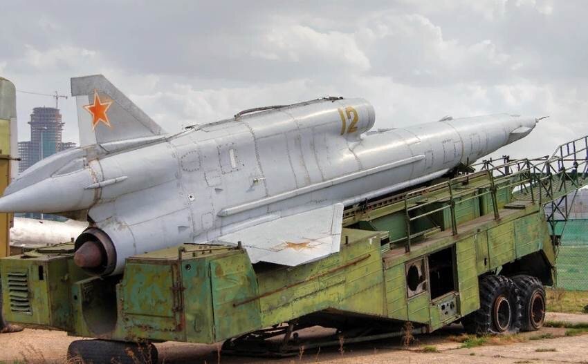 Это "трон"? Это "боевой робот"? 50-летний дедушка