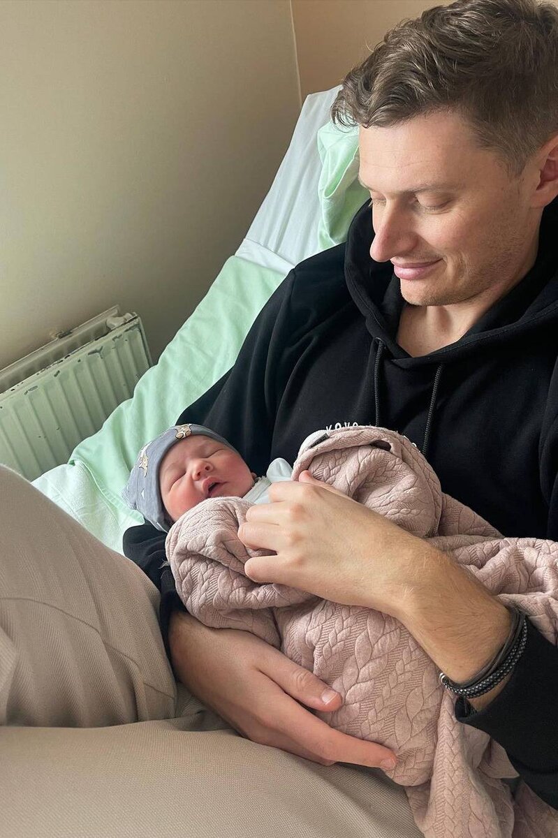    Степан Хотулев с новорожденнымСоцсети Софьи Тартаковой