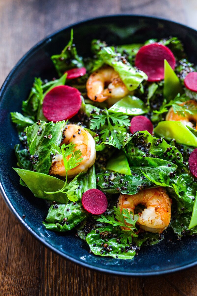    Салат с креветками, маринованной кольраби и черным киноа