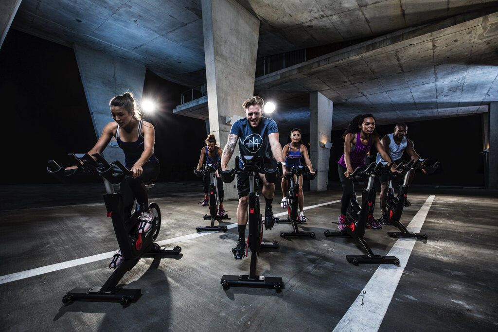 Сайкл дома. Сайкл фитнес. Спортсмен на велотренажере. Сайкл тренировка. Cycling тренировка.