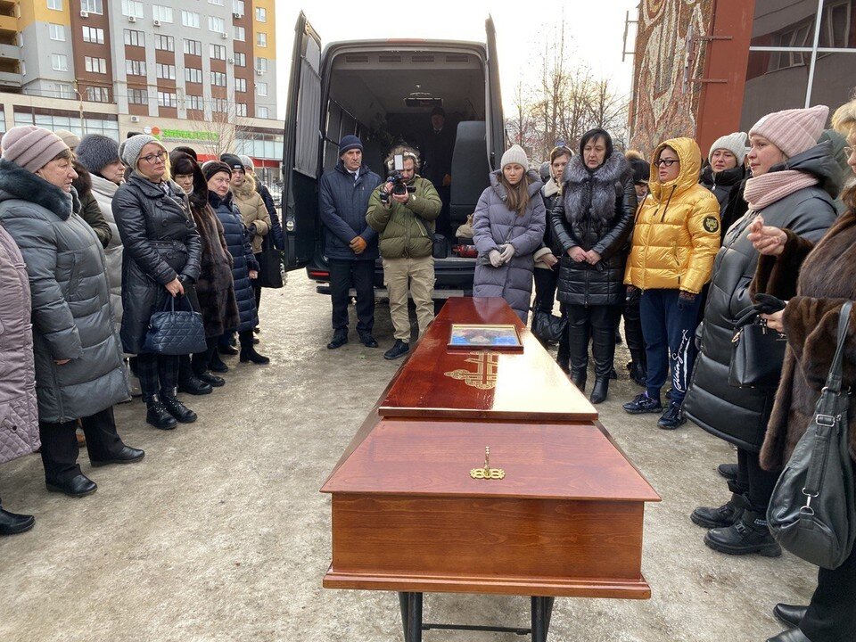     21 января возле Дворца Молодежи в Рязани прошла церемония прощания с Еленой Логуновой.