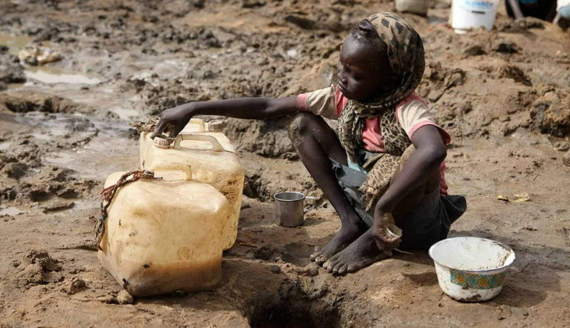 Недостаток воды в Африке. Голодающие африканские дети.