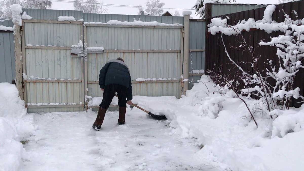 Снег у ворот