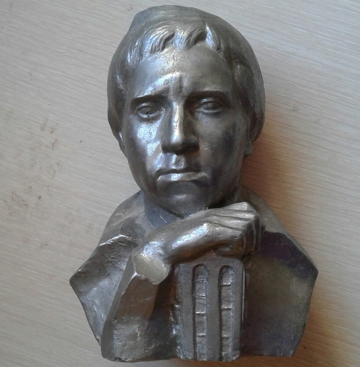 Что же нам не жилось, что же нам не спалось? Что нас выгнало в путь по высокой волне?
