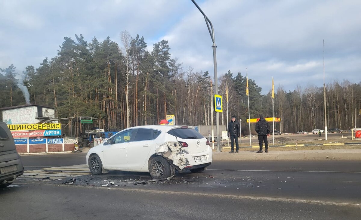    На окраине Брянска со стороны Москвы кроссовер KIA с красивым госномером врезался в легковушку у пешеходного перехода avchernov