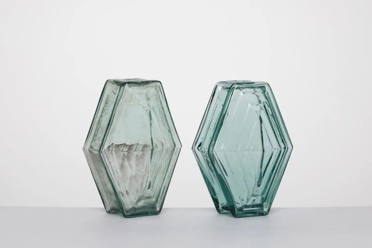 Стеклянный блок 1890 года (Женева) и 2022 года (Санкт-Петербург). Фото: Андрей Стрельников https://www.fontanka.ru/2022/08/27/71605172/?ysclid=ldvdz4xbez498205459