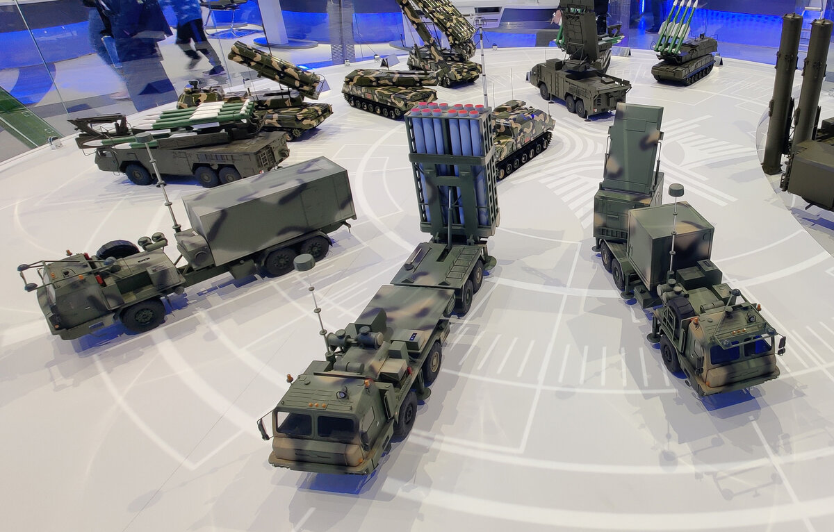    Модель зенитной ракетной системы (ЗРС) средней дальности С-350Е "Витязь"  Виктор Бодров/ТАСС