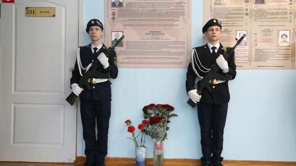     Накануне Дня защитника Отечества, в среду 22 февраля, в ижевской школе №57 открыли памятный стенд, посвященный выпускникам образовательного учреждения, Егору Лебедеву и Виктору Кравченко, погибшим в ходе специальной военной операции на Украине.