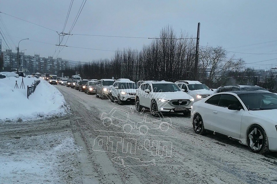     Утром 28 февраля повсюду возникли пробки. Фото: vk.com/murmansk_dtp