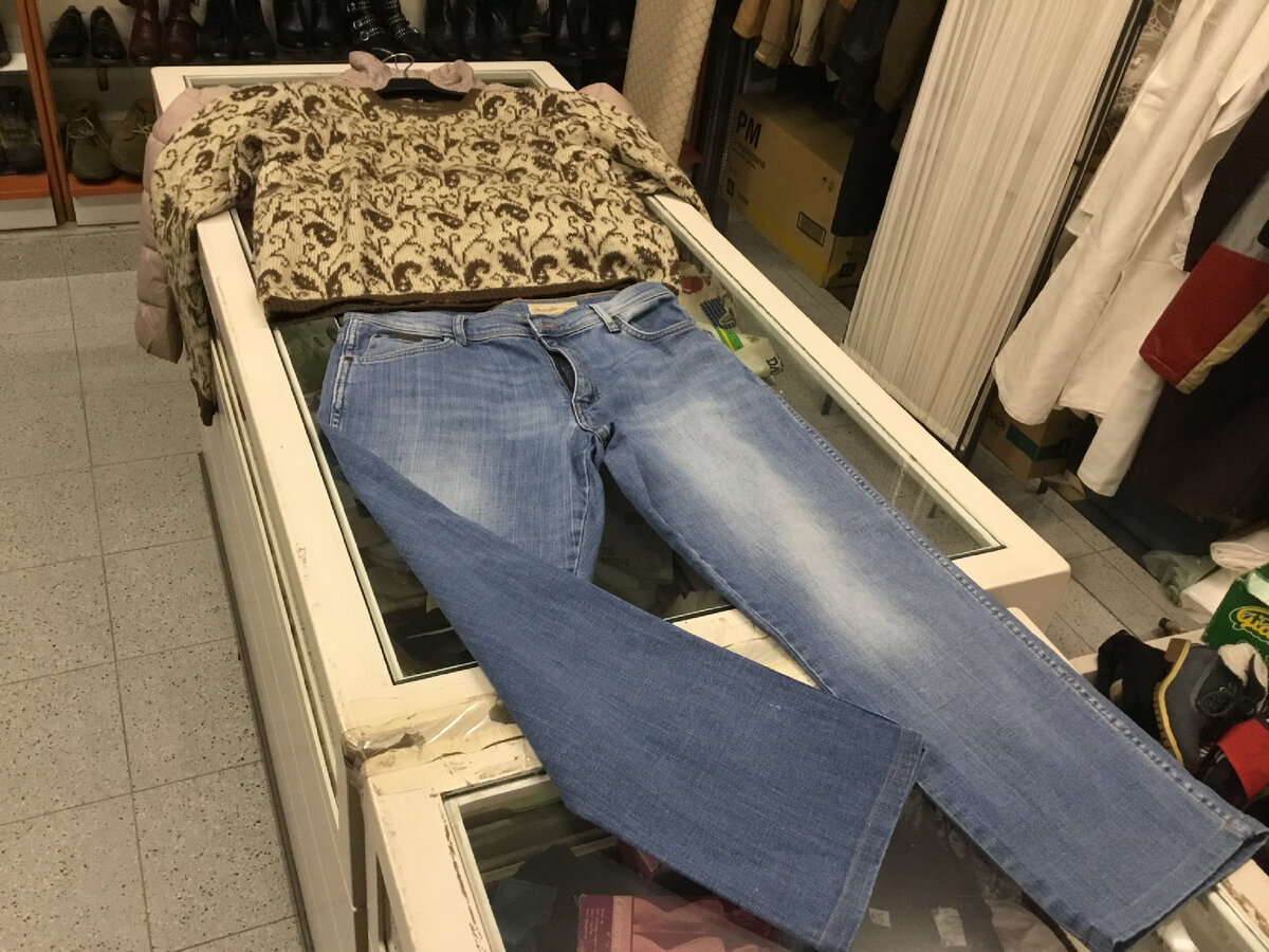 .Более практичный свитер вязан вручную, пряжа мягкая и орнамент вывязан аккуратно. Стоит 3 евро, а джинсы .