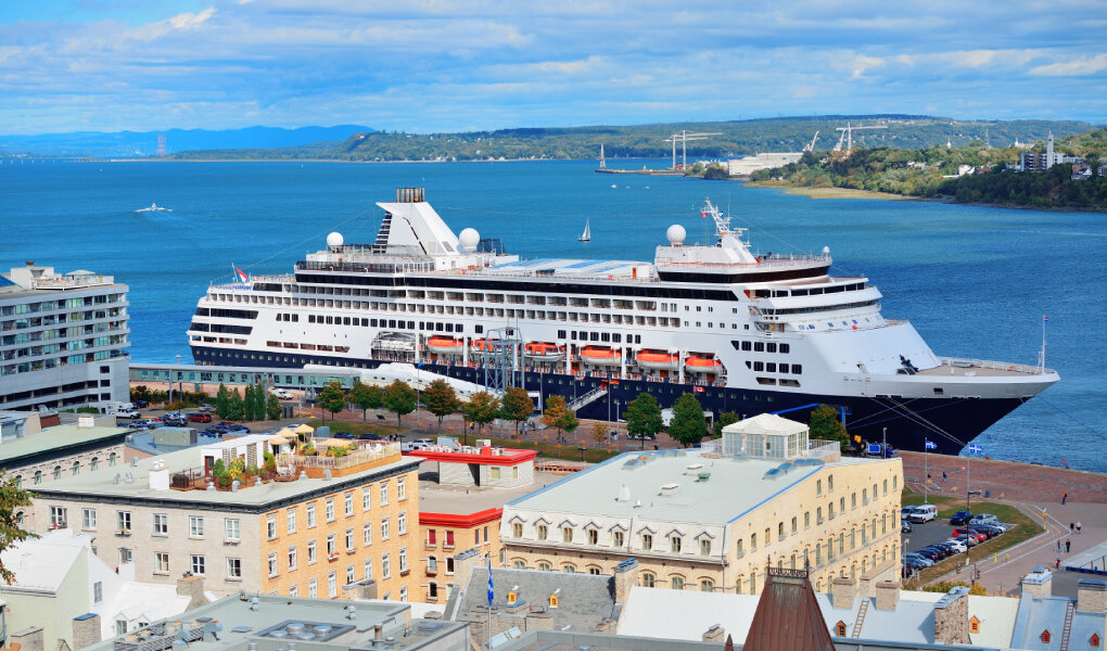 Береговые экскурсии - одно из преимуществ круизного отдыха.                                            Изображение от TravelScape на Freepik