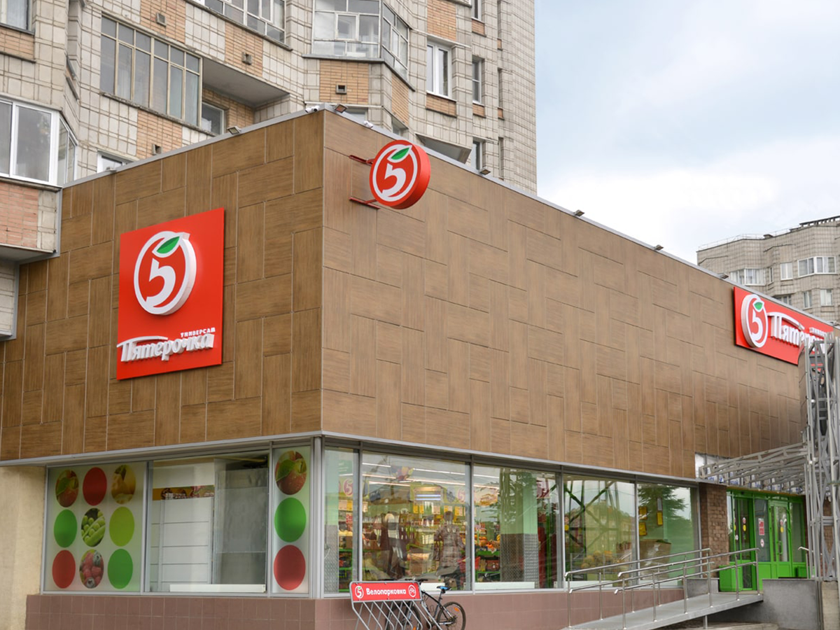 Гранит Вуд Классик Софт на фасаде ресторана и магазина (Источник: uralgres.com)