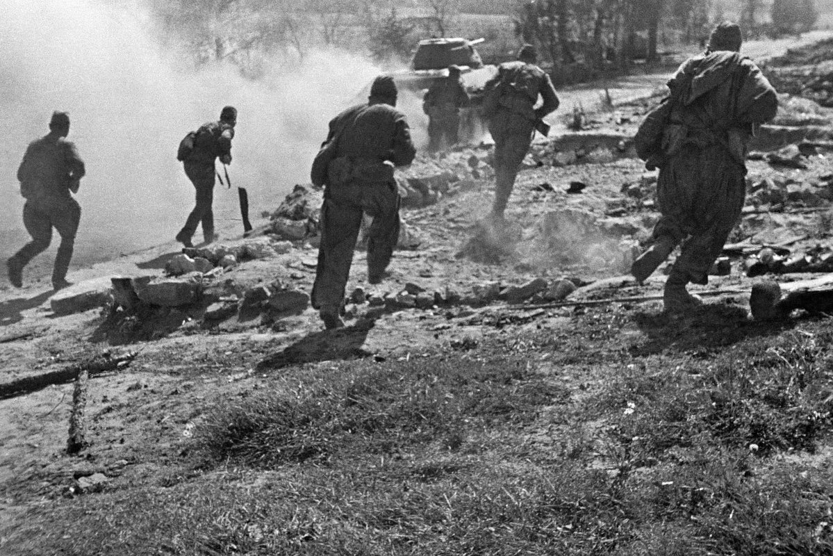 Красноармейцы наступают на ржевском направлении, 1942 год Фото: Анатолий Га...