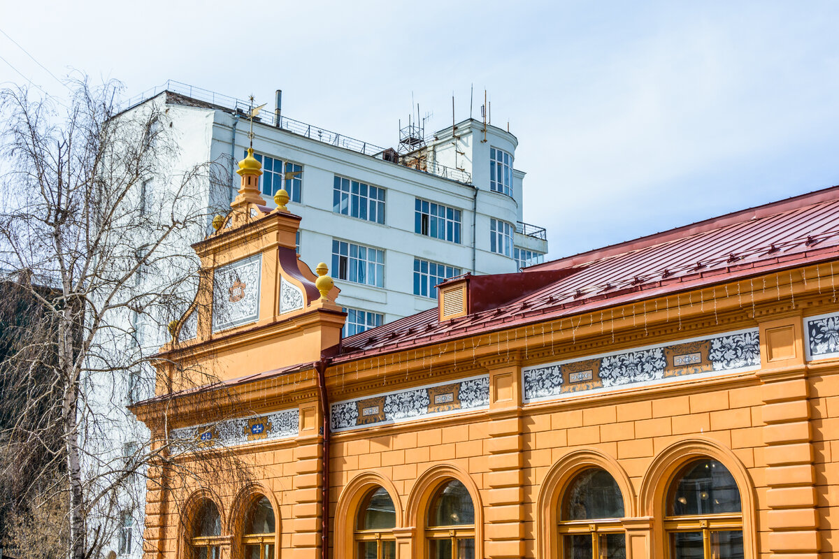 Бывшая кухмистерская Альфреда фон Вакано, на заднем плане - Дом промышленности