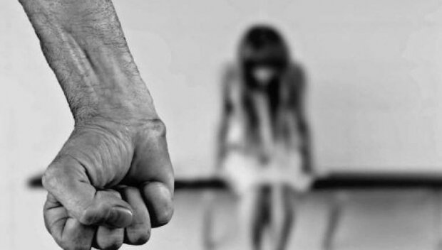 В Чиракчинском районе Кашкадарьи мужчина совратил 13-летнюю приемную дочь, известили в Верховном суде Узбекистана.
Сообщения об этом  сначала распространились в соцсетях. Извращенец с супругой усыновили и удочерили восемь детдомовцев. И одна из девочек стала жертвой домогательств и забеременела.
Дело совратителя начнут рассматривать в суде на закрытом процессе 7 апреля.