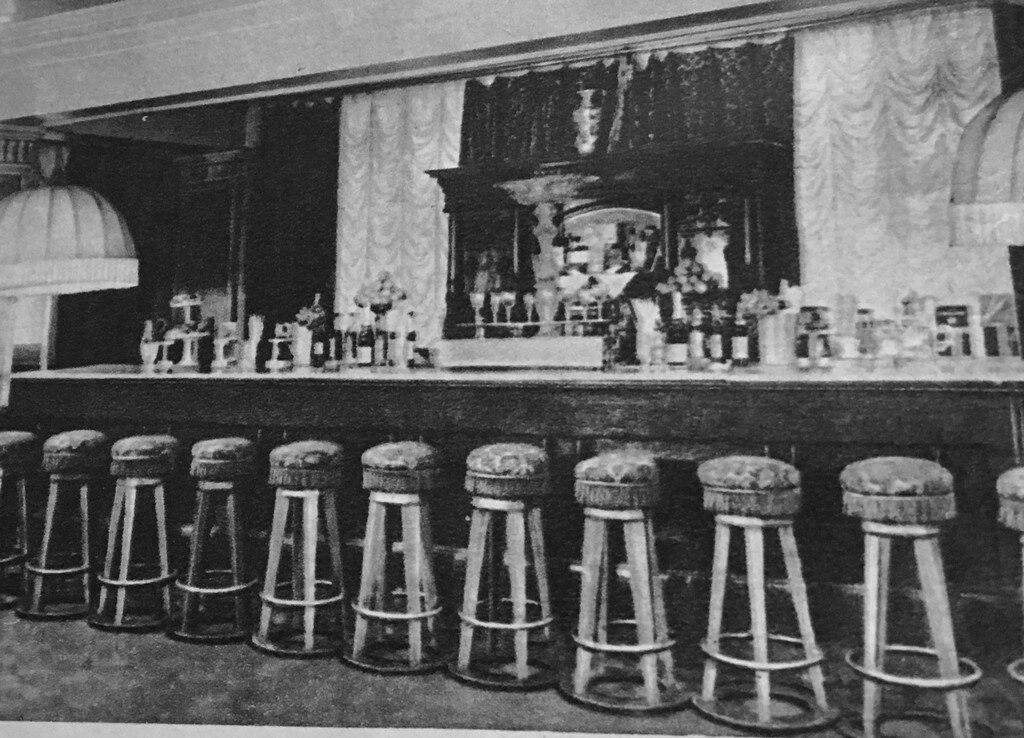 Speakeasy bar bar 1920. Спикизи 1920. Первые бары. Бар сша 1920. Старый бар в америке.