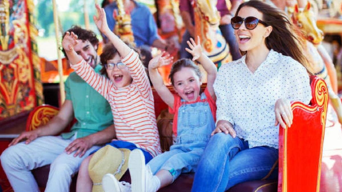    Семья на карусели:iStockPhoto