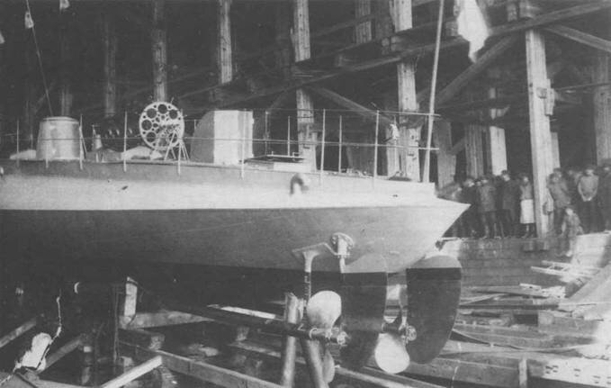 Миноноска № 1 (с 20 июля 1886 г. "Котлин") в эллинге Балтийского завода перед спуском на воду. 1885 г. Здесь же мы видим эллинг внутри.