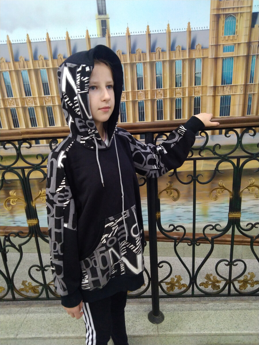 Подходит как для мальчиков, так и для девочек. Не стесняет движений, очень удобна, с двумя большими и глубокими карманами.