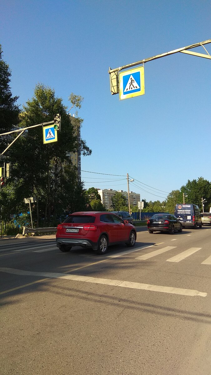 Едут в Новое Девяткино или дальше в Ленобласть. Фото автора