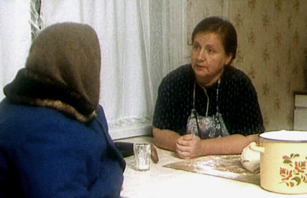 "А есть у него женщина, с нею и едет в санаторий. Сама ни кожи , ни рожи, вот в таких очках. На каждого мужика так и бросается."