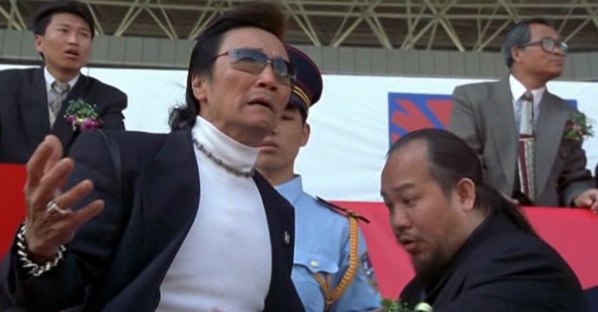 гражданин больше не на тренера похож, а на рулевого мафиозной триады