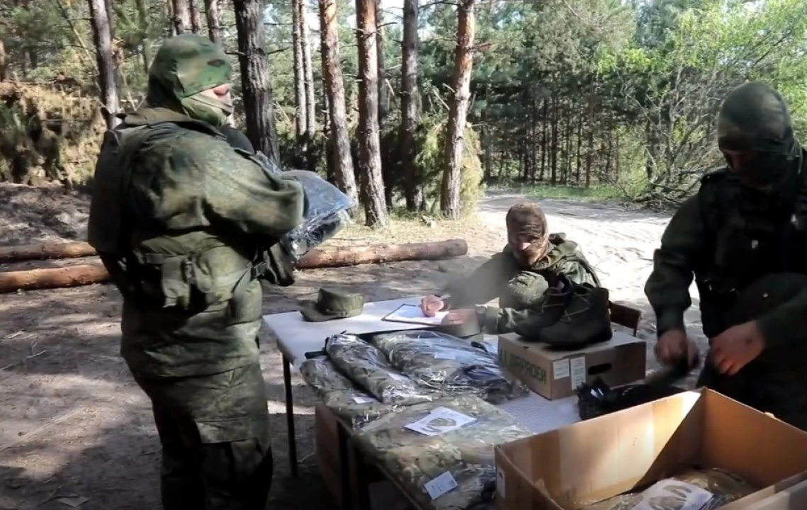    Российские военные начали получать всесезонные комплекты новой формы, созданной для СВО