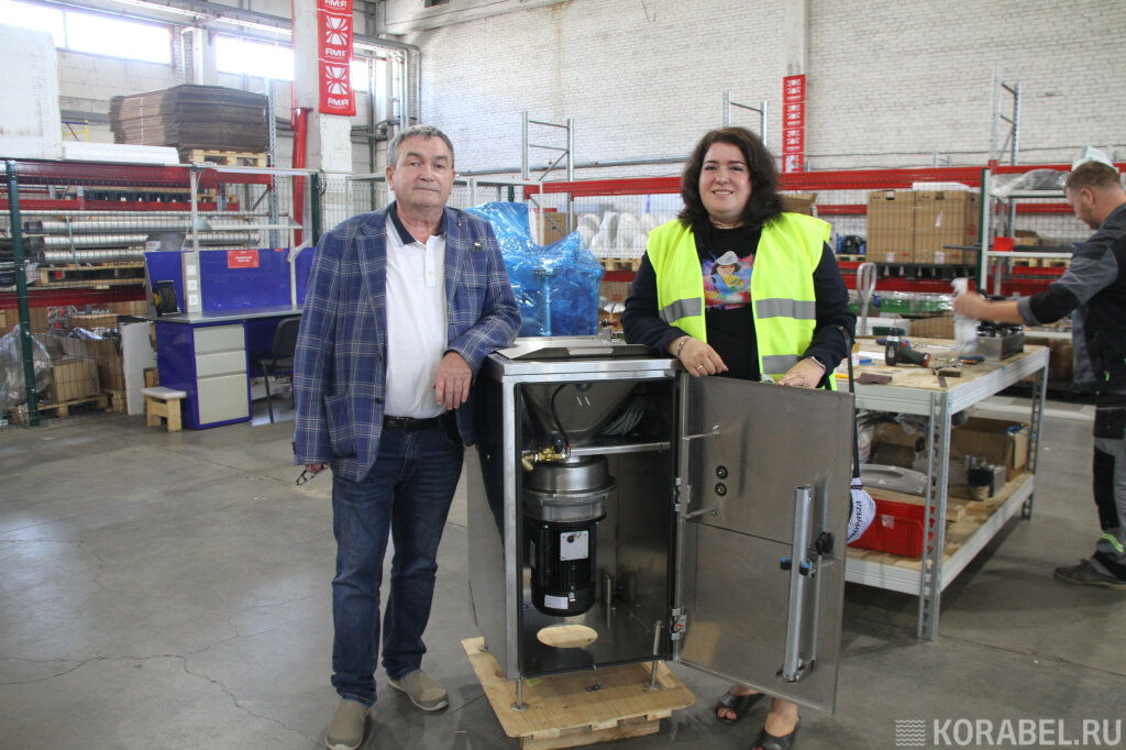 Виктория Корабеловна и генеральный директор "ЯМЯ-инжиниринг" Олег Коновалов / Фото: Корабел.ру  📷
