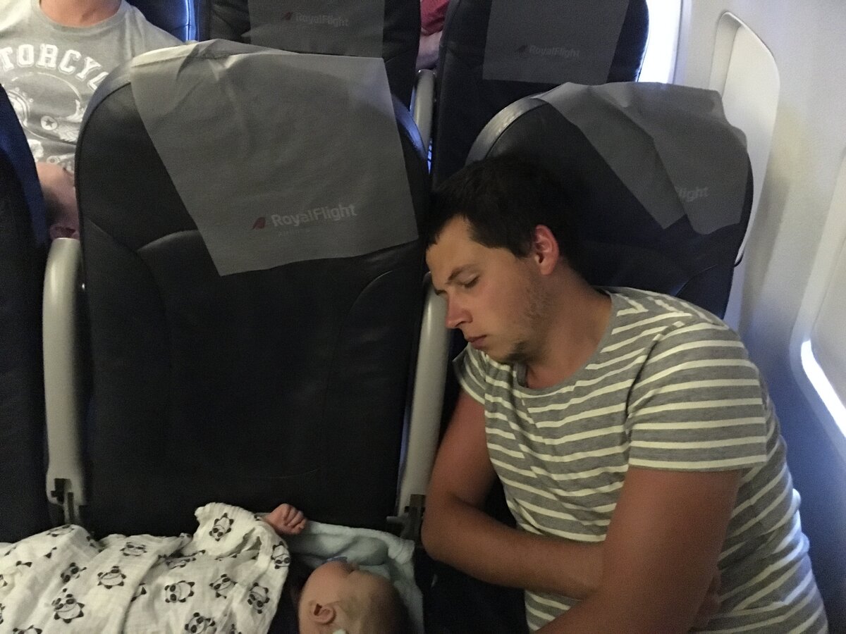 место для младенца в самолете. на море с 4-х месячным ребенком. путешествия с месячным ребенком. S7 люлька для новорожденных в самолете. самолет для малышей.