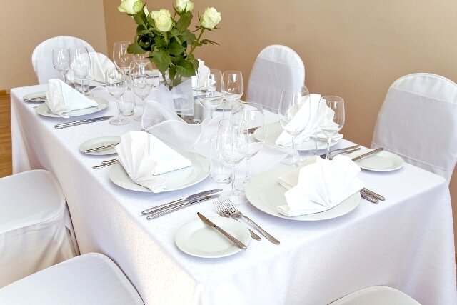 Стол застелен белой скатертью