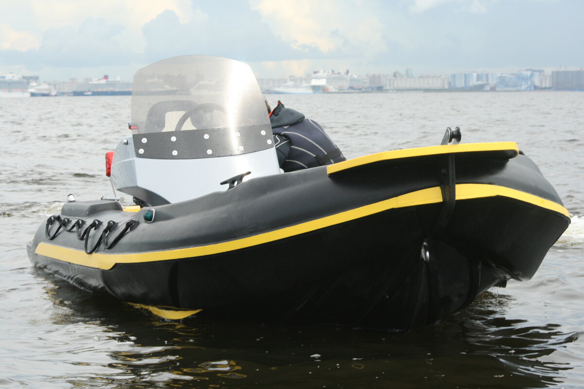 Кому-то может показаться, что баллоны у этой лодки надувные, как у классического риба. Но это не так. Она полностью сделана из HDPE, за исключением консоли.