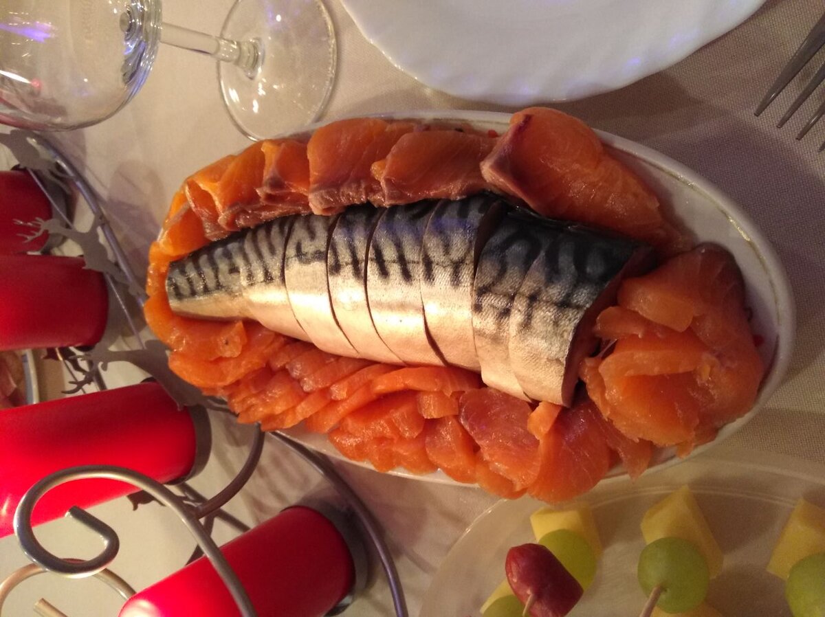 Я солю красную рыбу, которая готова буквально через два часа и получается очень вкусной. Вот теперь хочу рассказать вам, как быстро посолить красную рыбу.