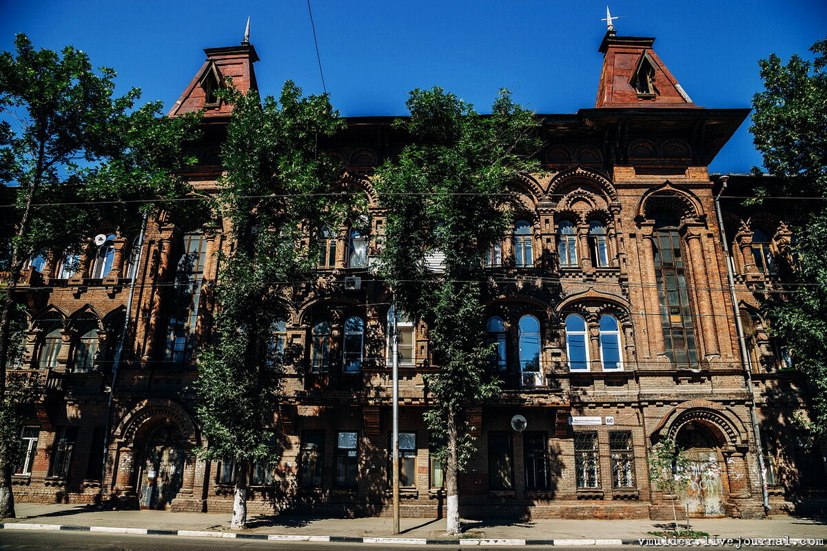 Итак, всё-таки несмотря на многие обломы я успел, успел посмотреть достаточно многое. Самара это город с душой, город, где не прошлись немцы и сохранилась тёплая ламповая атмосфера российской глубинки, сохранились просто уникальные образцы архитектуры, которых наверное не встретишь ни в каком другом городе. 

Фото 2. 
