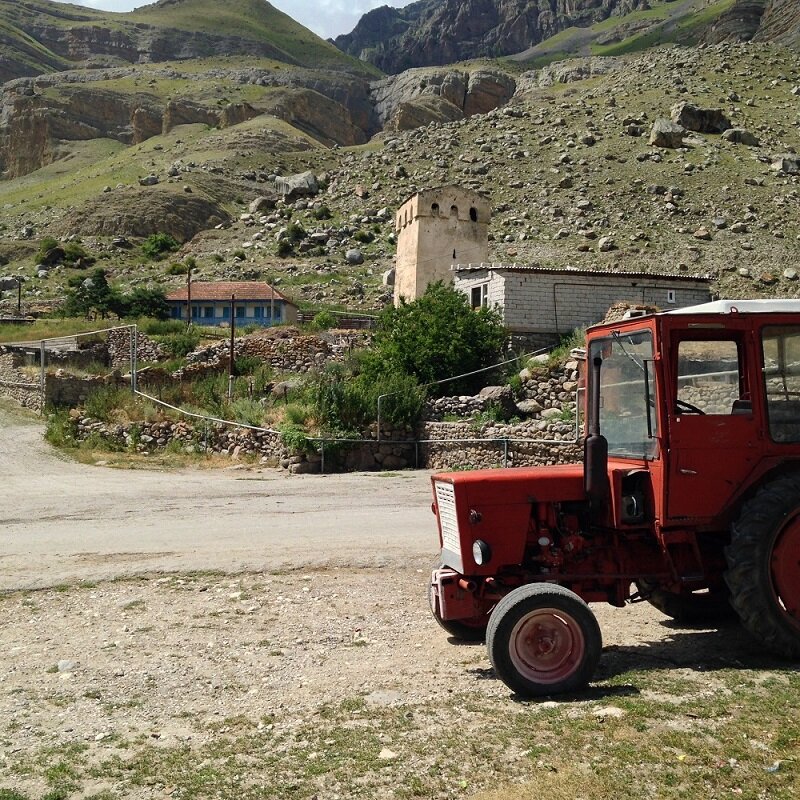 Теперь перехожу непосредственно к «Войне» Балабанова. В центре Эль Тюбю возвышается родовая башня Балкаруковых — Малкару́к-кала́ («кала́» — «башня», «крепость»). У башни четыре этажа, сверху сооружён нависающий парапет. По преданию, она построена мастерами сванами из соседней Грузии. Архитектурой действительно похожа на башни Сванетии.     


