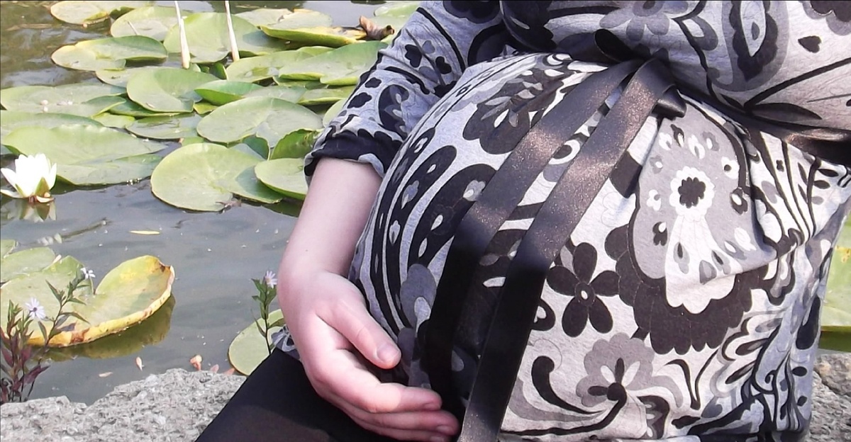 И вот оно счастье- у вас рождается второй ребенок! Вы пока под действием гормонов просто светитесь от счастья, маленький комочек сладко посапывает и все вроде бы счастливы... НО! Эйфория постепенно сходит на нет и ты понимаешь что не можешь соединить маму старшого, маму ляли и жену, прекрасного, к слову, мужа, в одного ЦЕЛОГО человека. В ушах все чаще звенит плач, перед глазами мелькают непонимающие, полные обиды, глазки старшей дочери, ведь ей теперь приходится делить маму с вечно орущим существом, и такой же уставший муж. Всё чаще кажется что ты сходишь с ума, тебя просто нет в числе живущих на планете- ты мама робот. Я уверена что я не одна такая! :) Я нашла выход для себя- СТРАХ! Да, именно он заставил меня оглянуться вокруг, посмотреть на себя в зеркало и сказать себе- нет, это не ТЫ. 