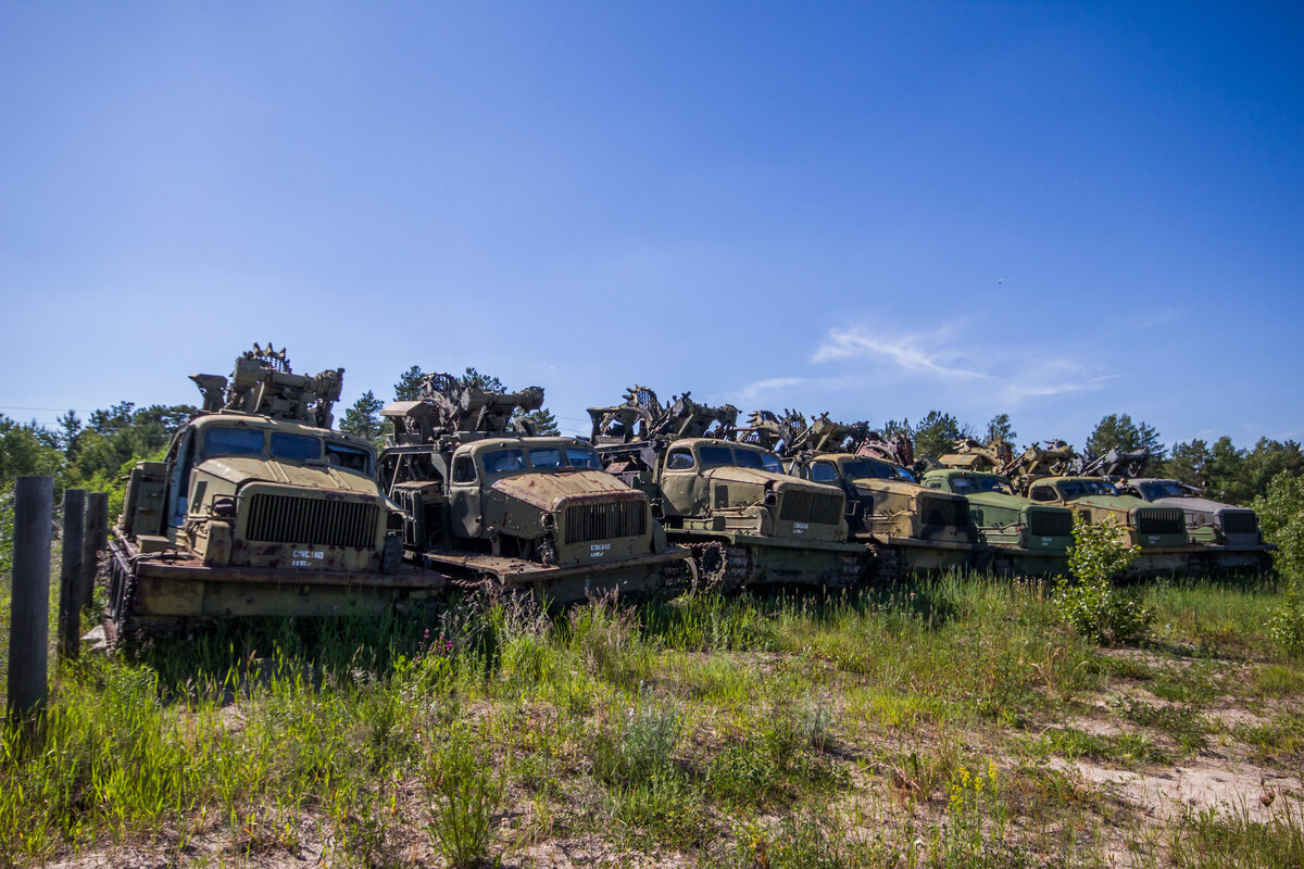 База техники. Заброшенная Военная техника. Брошенная техника. Брошенная Военная техника. Кладбище военной техники в России.