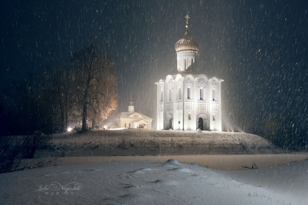 Церковь Покрова на Нерли зимой. Ночь, зима, храм Покрова на Нерли. Храм Покрова на Нерли ночью зимой. Храм Покрова на Нерли первый снег.