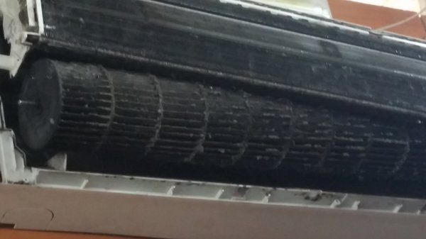 Вот так выглядит крыльчатка внутреннего блока, который никогда не знал обслуживания. Очистить ее можно только одним способом - разобрать блок, демонтировать крыльчатку и отмыть ее мойкой высокого давления, не повредив лопатки (а сделать это очень легко). Крыльчатка отбалансированна на заводе, имеет грузики и если сломаются лопатки, ее можно выбрасывать.