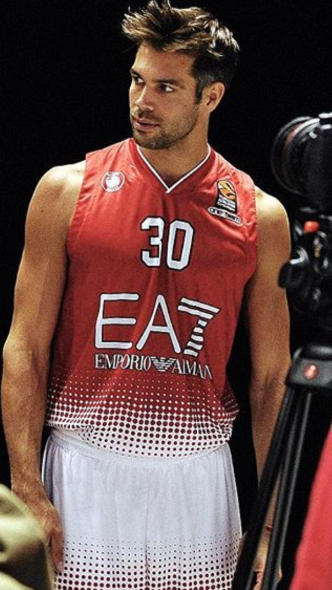 Бруно Черелла - итальянско-аргентинский профессиональный баскетболист, на сегодняшний день играющий за клуб Уман Рейер Венеция.