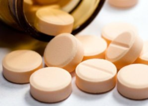 Перед тем как лечить лающий кашель врач назначает диагностическое обследование, позволяющее установить причину, вызвавшую такое состояние. Первичный диагноз устанавливается после осмотра больного.
 Если возникают подозрения на наличие инфекции, берут анализ для лабораторного обследования. При выявлении аллергии или конкретного заболевания проводится медикаментозная терапия при помощи различных лекарственных форм. В зависимости от стадии развития и тяжести заболевания врач порекомендует инъекцию, полоскание, таблетку, порошок или капсулу.
 Если кашель вызван аллергией, то назначают антигистаминные препараты – Супрастин, Тавегил, Лоратадин. Они быстро устраняют отек дыхательных путей. С этой же целью рекомендуют принимать Клемастин, Диазолин, Фенистил и пр.
 Чтобы избавиться от лающего кашля, спровоцированного развитием инфекции, в каждом конкретном случае подбирается нужное лечебное средство.